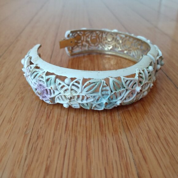 Vintage Bangle Bracelet Hinged Floral Openwork Painted White Pastel Gold Tone - Picture 7 of 13